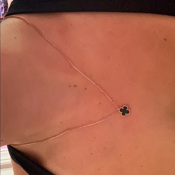 Clover Mini Necklace - Picture 4 of 4